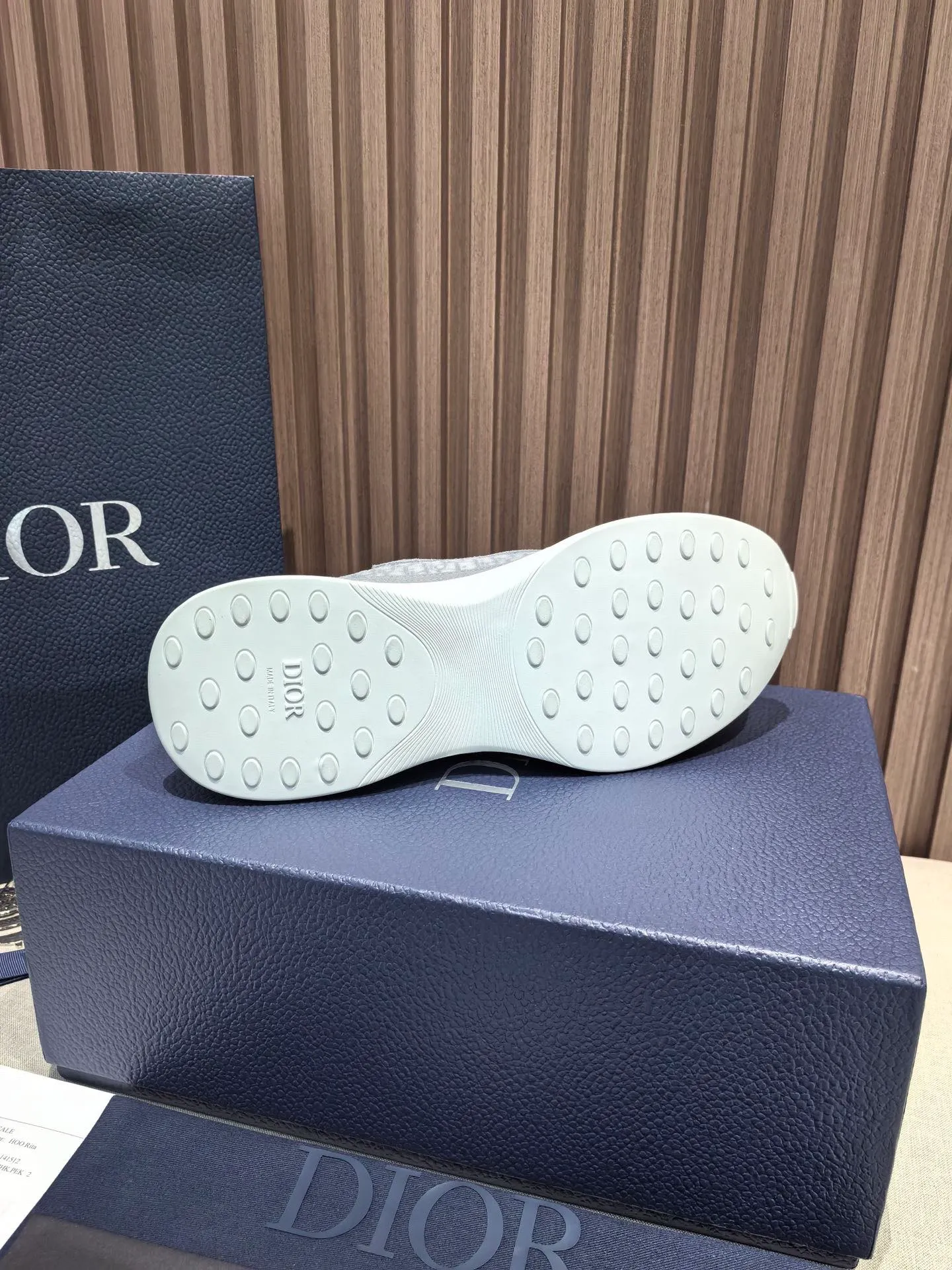 Factory price: 440💰 🔍Top purchasing agent🇮🇹 Dior's super-popular sports shoes, popular for street men, are synchronized with the new product counters. The uppers are made of Italian original imported cowhide and matched with D's customized fabrics. It is a must-have for fashionistas. The complex craftsmanship is perfectly reproduced. Imported soft cowhide foot pads, soles: original soles specially provided by the original factory, exclusive movable molded soles are super comfortable, original factory follow-up goods, 🔍🔍high quality, you can enter and exit the counter at will, welcome to compare, code number 38-45 (46 can be customized and cannot be returned or exchanged)